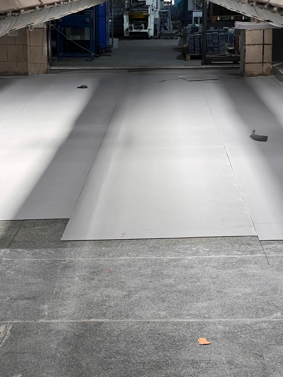 Continuous welded polypropylene overlay on battery plant formation flooring